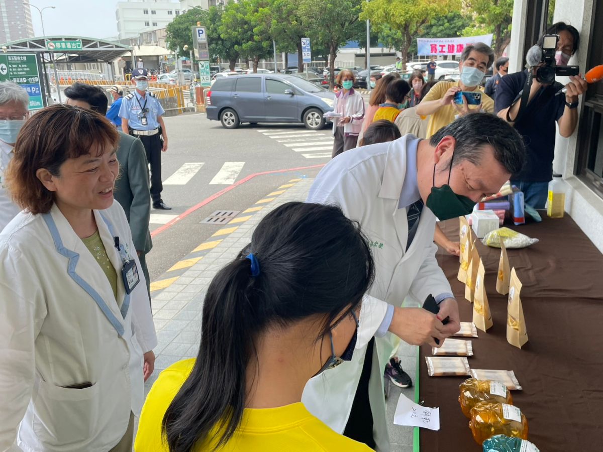 ▲奇美醫院院長林宏榮將硬幣投入小豬撲滿，發揮愛心助弱勢（圖／記者林怡孜攝，2023,04,25）