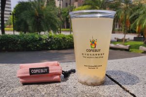 ▲COMEBUY推薦熱銷16年經典荔枝風味飲品，搭配浪漫粉吊環提袋，是今夏母親節最甜蜜組。(圖/品牌提供)