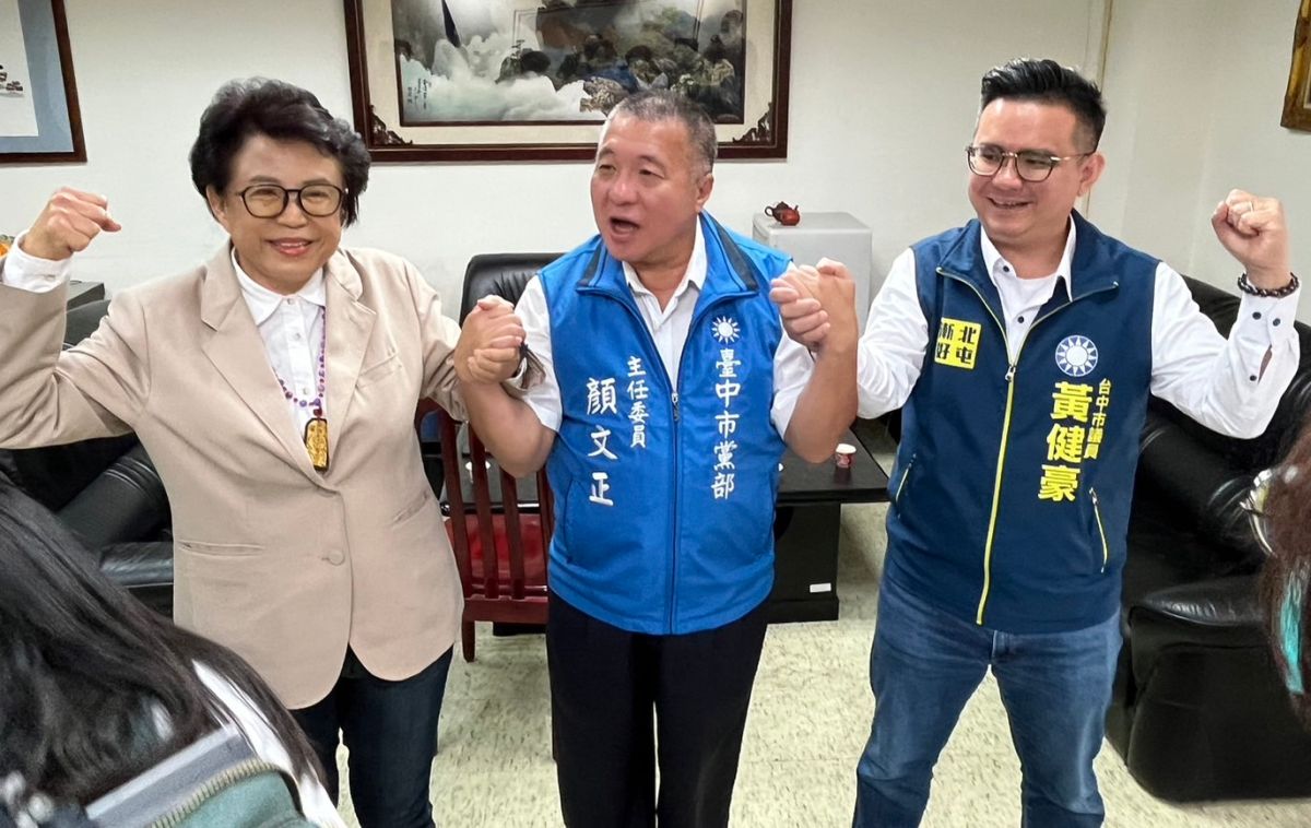 ▲不讓芯費大戰在台中重演，國民黨市黨部主委顏文正於協商前拉起沈智慧、黃健豪的手，齊喊團結口號。（圖／沈智慧辦公室提供，2023.04.25）