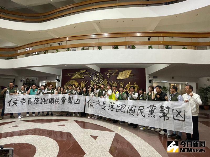 ▲新北議會藍黨團動員表決通過市政總質詢提前,民進黨團拉「侯市長落跑,國民黨幫凶」布條抗議。(圖 /記者吳嘉億攝,2023.04.25)