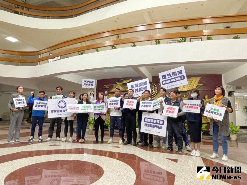 ▲新北議會藍營黨團表決通過市政總質詢提前,國民黨議員們舉牌呼籲理性問政。(圖 /記者吳嘉億攝,2023.04.25)
