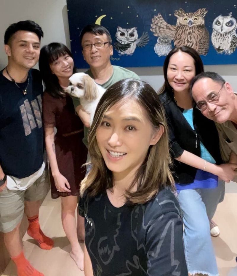 ▲苦苓老婆黃楚軒就站在最前面，超近距離也曝光她的凍齡顏值，讓網友們相當震驚。（圖／翻攝苦苓臉書）