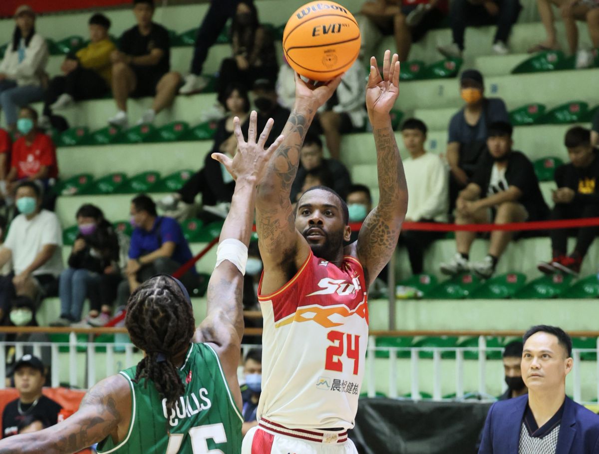 ▲洋將萊斯狂轟44分、11助攻和12籃板，完成超狂大三元，並率隊138：130驚險擊敗台啤。官方提供