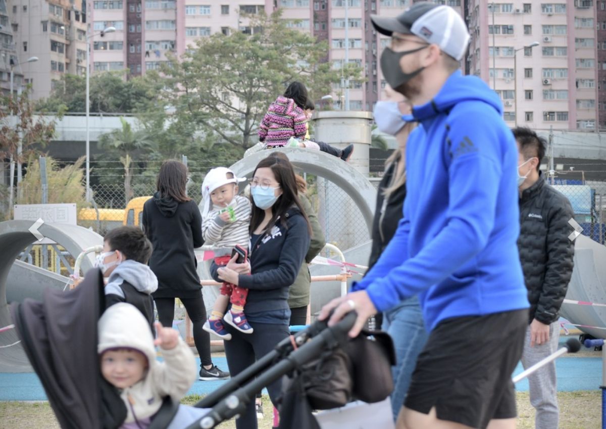 ▲香港因房價過高，年輕人不敢生小孩，導致生育率全球最低。（圖／翻攝自The Standard）