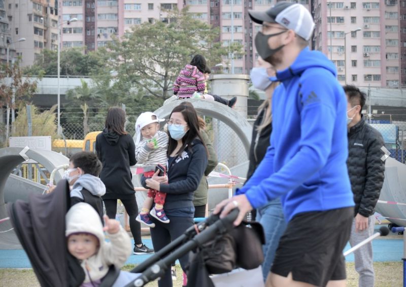 ▲香港因房價過高，年輕人不敢生小孩，導致生育率全球最低。（圖／翻攝自The Standard）