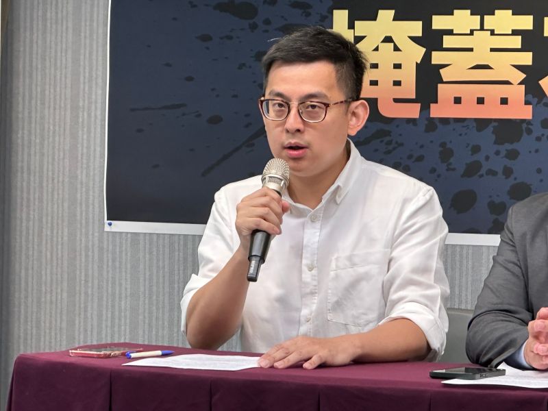 ▲針對國民黨新北市議會黨團強渡關山護航侯友宜選總統,民進黨發言人卓冠廷等人舉行記者會提出質疑。(圖/民進黨提供)