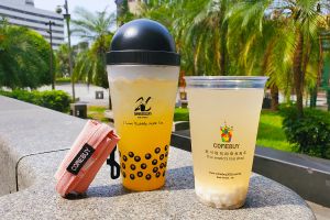 CoCo一日限定「買1送1」 COMEBUY荔枝系列「第二杯半價」喝5天 ▲COMEBUY於5月推出限期5天的荔枝玉露、玉荷冰綠「第二杯半價」;限量浪漫粉吊環提袋,加購優惠價89元。(圖/COMEBUY提供)