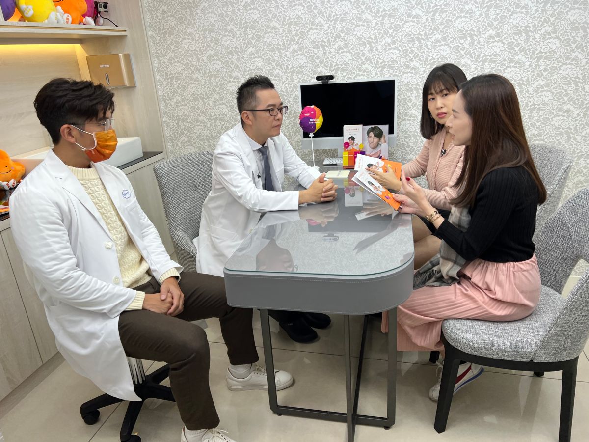 ▲修杰楷（左一）喬裝成醫師，起初病患完全沒發現。（圖／佳思優診所提供）