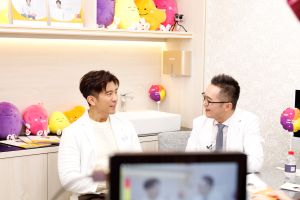 ▲野生修杰楷(左)現身醫美診所協助諮詢。(圖/佳思優診所提供) ▲野生修杰楷(左)現身醫美診所協助諮詢。(圖/佳思優診所提供)