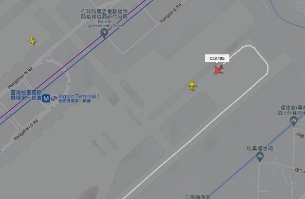 ▲桃園國際機場今（26）日上午接獲通報，一架由北京飛往的桃園的中國國際航空航班CA185，飛機上放置有爆裂物，目前桃機要求該班機停放於南跑道上，同時關閉跑道。（圖／翻攝flightradar24）
