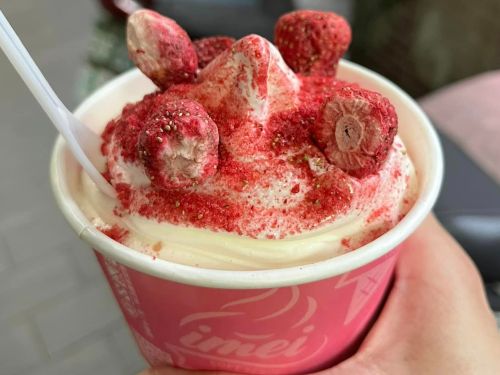 ▲IG爆紅的義美「草莓牛奶霜淇淋聖代」目前一杯特價50元，會員價48元。（圖／翻攝7-11全家 各超商新品資訊共享臉書）