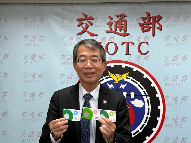 ▲交通部公路總局局長陳文瑞展示「TPASS行政院通勤月票卡」。（圖／交通部提供）