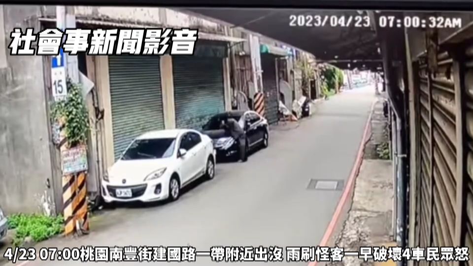 ▲失業男子心情不好，沿路破壞車輛雨刷，將面臨車主提告求償。（圖／記者李春台翻攝）