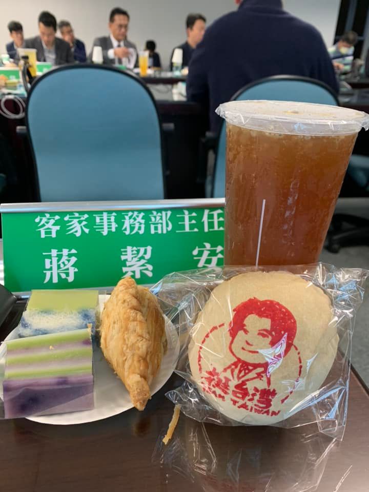 ▲民進黨今日舉行中常會，會中中常委品嘗印有賴清德圖像的百年老店舊來發椪餅等食物。（圖／翻攝自蔣絜安臉書）