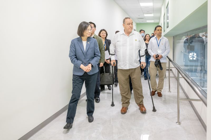 ▲蔡英文陪同瓜地馬拉總統賈麥岱赴台中參訪華德動能中港廠。（圖／總統府提供）