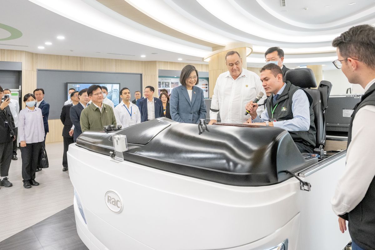 ▲蔡英文陪同瓜地馬拉總統賈麥岱赴台中參訪華德動能中港廠。（圖／總統府提供）