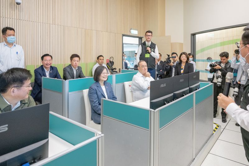▲蔡英文陪同瓜地馬拉總統賈麥岱赴台中參訪華德動能中港廠。（圖／總統府提供）