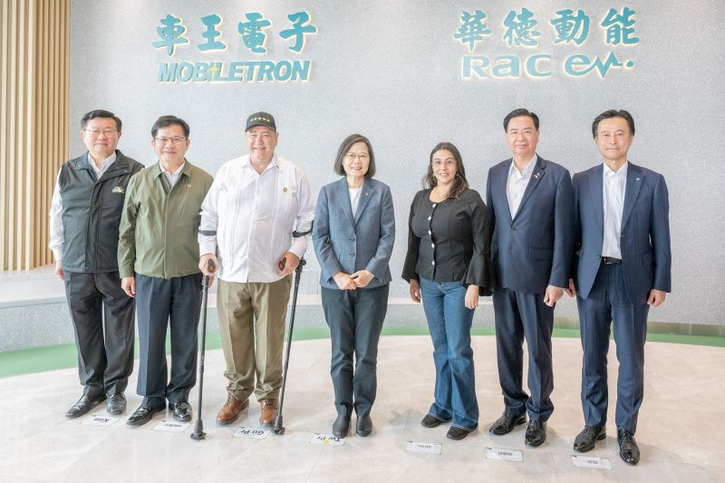 ▲蔡英文陪同瓜地馬拉總統賈麥岱赴台中參訪華德動能中港廠。（圖／總統府提供）