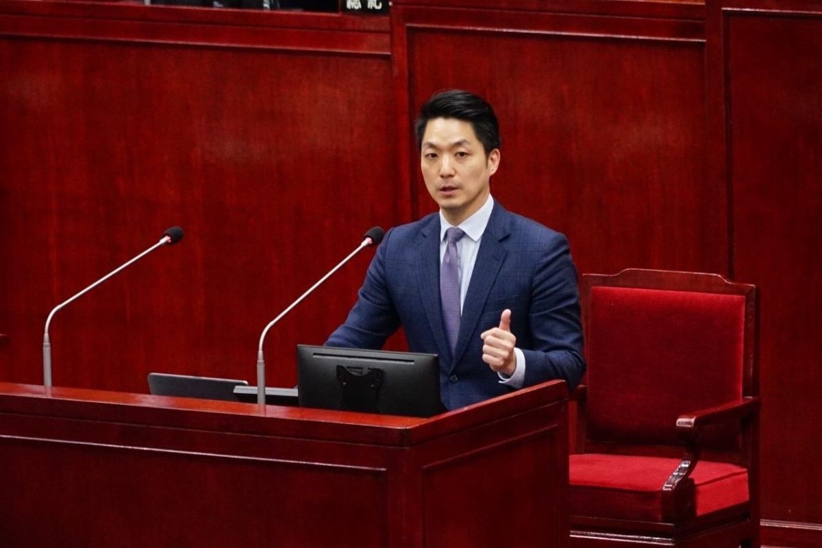 ▲台北市長蔣萬安赴市議會報告北市112年度總預算第一次追加（減）預算案。（圖／北市府提供）
