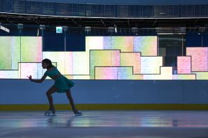 ▲「Aurora Ice Rink極光冰場」，是台灣首座於商場符合國際冰球賽事規格的冰場，同時也適合親子休閒活動、甚至能舉辦冰上婚禮