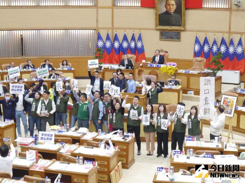 ▲侯友宜到議會進行施政報告，藍綠黨團議員在議場互拚贈禮，大聲喧擾及肢體碰觸。（圖 ／記者吳嘉億攝，2023.04.26）