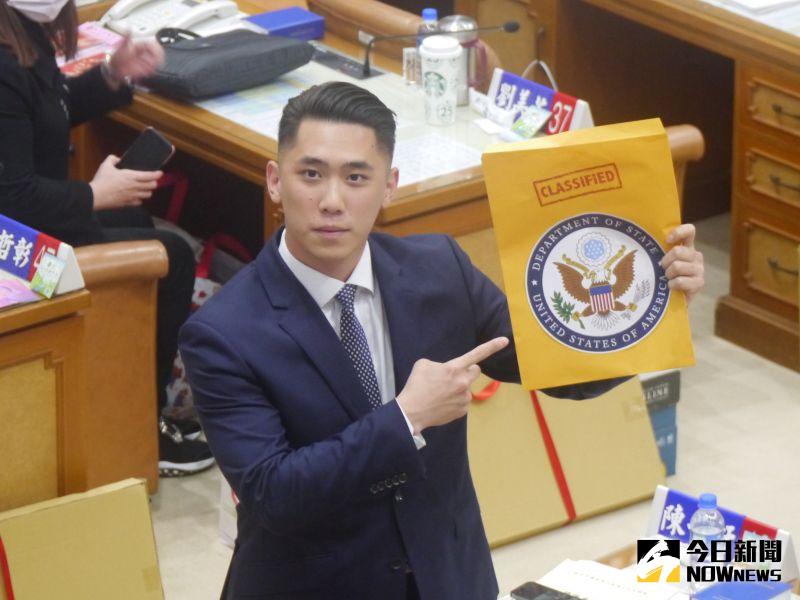 ▲侯友宜到議會進行施政報告，民眾黨新北議員陳世軒拿印美國國務院資料袋出考題。（圖 ／記者吳嘉億攝，2023.04.26）