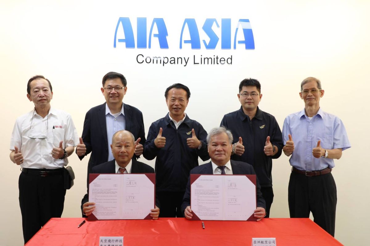 ▲亞航公司董事長盧天麟(前排右)與天空飛行科技總經理李文慶(前排左)，在嘉義縣長翁章梁及眾人見證下完成簽約儀式（圖／嘉義縣政府提供）