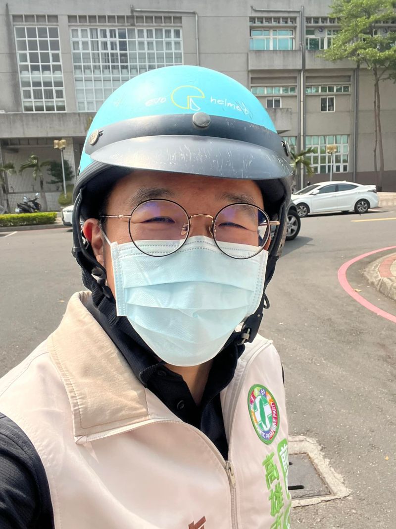 ▲陳致中今(26)日下午1點多時還發文說到市殯跑公祭騎機車最方便,不久後就傳出被判刑一年的消息。(圖/翻攝自陳致中臉書)