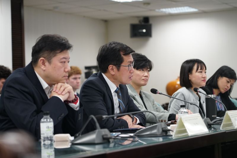 ▲法國參議院副議長兼友台小組主席李察(Alain Richard)率團訪台,民進黨由楊懿珊、羅致政、謝佩芬等人接待。(圖/民進黨提供)