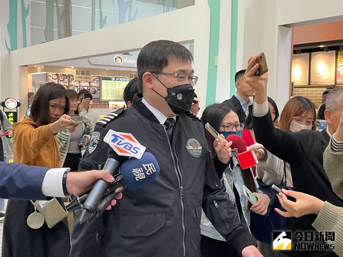▲雖然星宇航空董事長、「K董」張國煒由於擔任首航機長而不便出席，但還是在出關前往登機門時被媒體捕捉到飛航前最後身影。（圖／記者黃仁杰攝,2023.04.26）