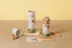 連喝2天!星巴克快閃「買1送1」 春水堂贈「珍奶買1送1」優惠券 ▲40週年限定周邊,還有印上珍珠奶茶icon的「春水堂色鉛筆組」,一組12色。(圖/春水堂提供)