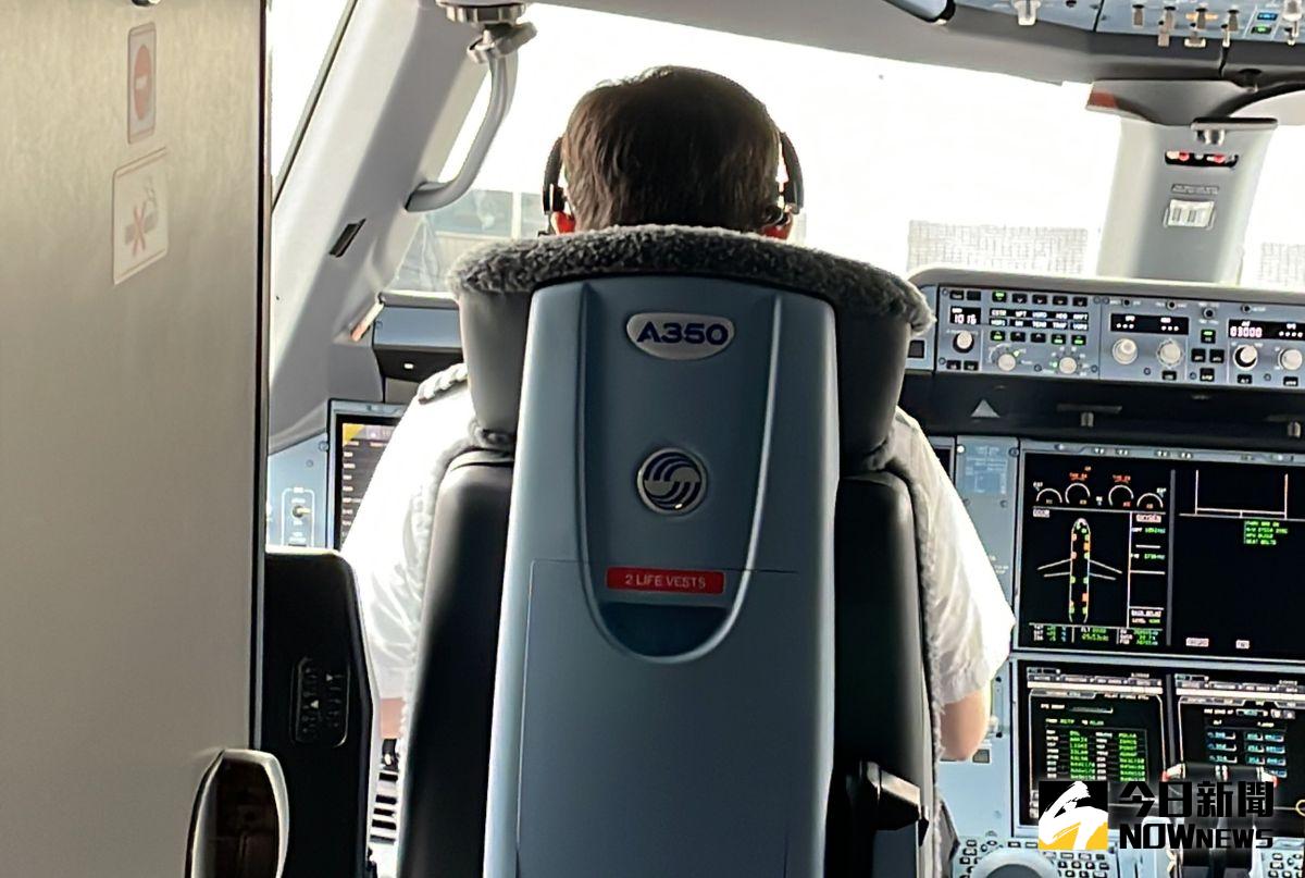 ▲星宇航空董事長張國煒擔任星宇26日首航洛杉磯機長，執飛空擋也沒有閒下來，話匣子一打開與媒體分享航空商業經。（圖／記者黃仁杰攝）