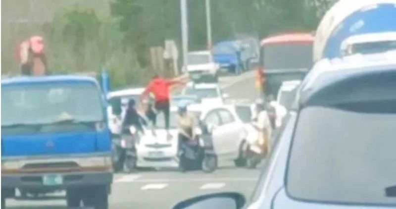 ▲王姓觀光客等一行人暴打駕駛，還跳上轎車、擊毀擋風玻璃，行逕囂張。（圖／翻攝爆廢公社臉書）