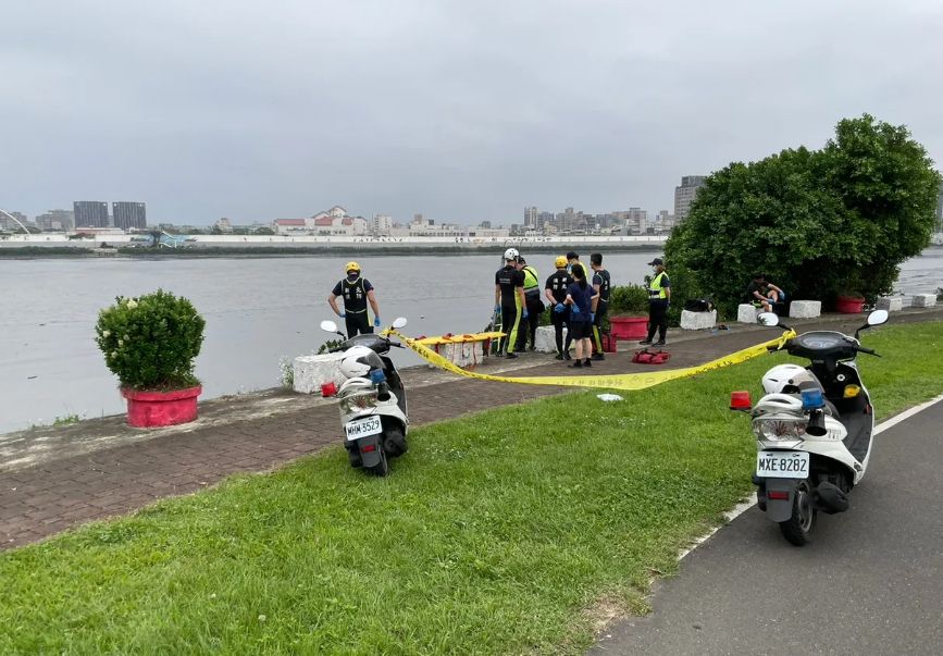 ▲日前有民眾在淡水河畔發現一具屍體。（圖／翻攝畫面）