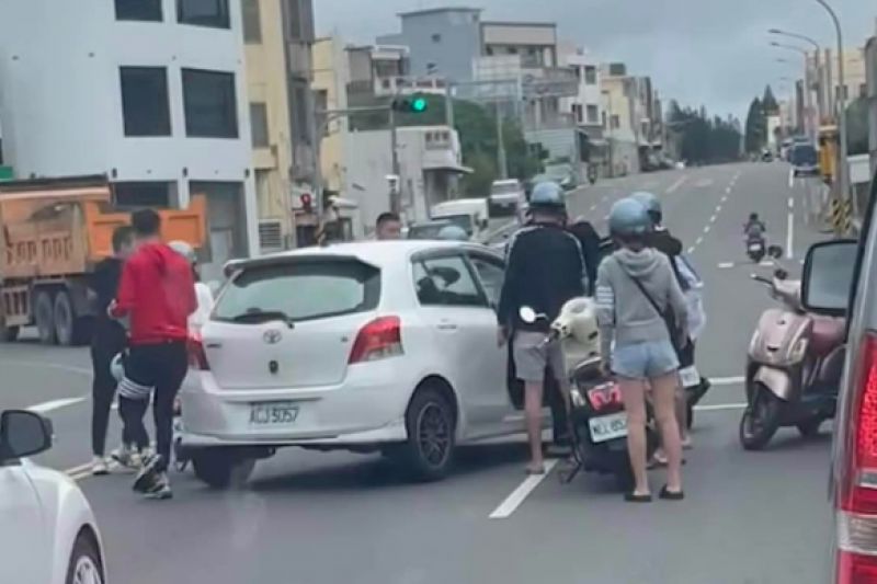 ▲澎湖日前有5名觀光客疑因行車糾紛，當街痛毆一名自小客車駕駛。（圖／翻攝爆料公社）