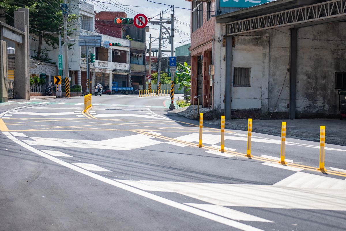 ▲交通局指出，標線設計是為了提醒用路人過彎時的「山型減速標線」，採用防滑係數65的標線繪設，以避免車輛打滑。（圖／交通局提供）