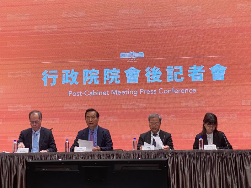 ▲羅秉成轉述行政院長陳建仁指出，普發現金已有近9成國人領取，呼籲民眾出門多多消費、振興內需。（圖／記者陳威叡攝，2023.04.27）