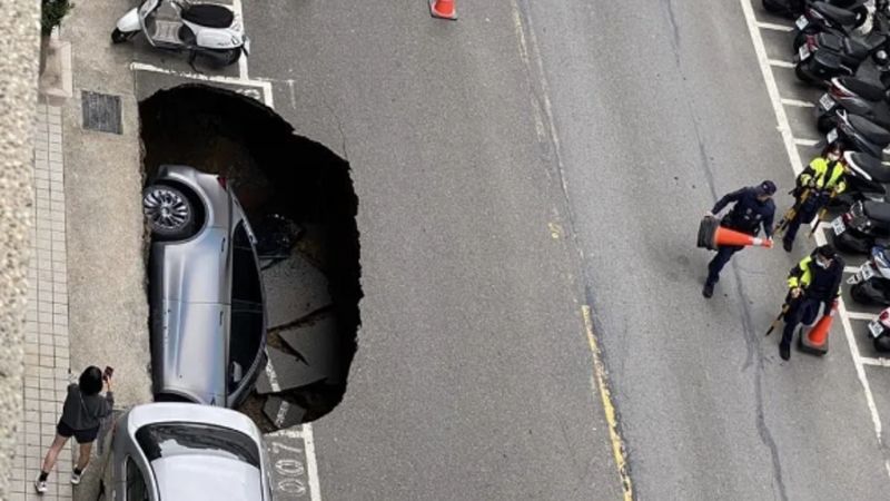 ▲今年4月間，新竹縣竹北市「豐采520」建案工地旁道路發生坍塌，導致一台特斯拉掉入坑中。 （圖／記者爆料網）