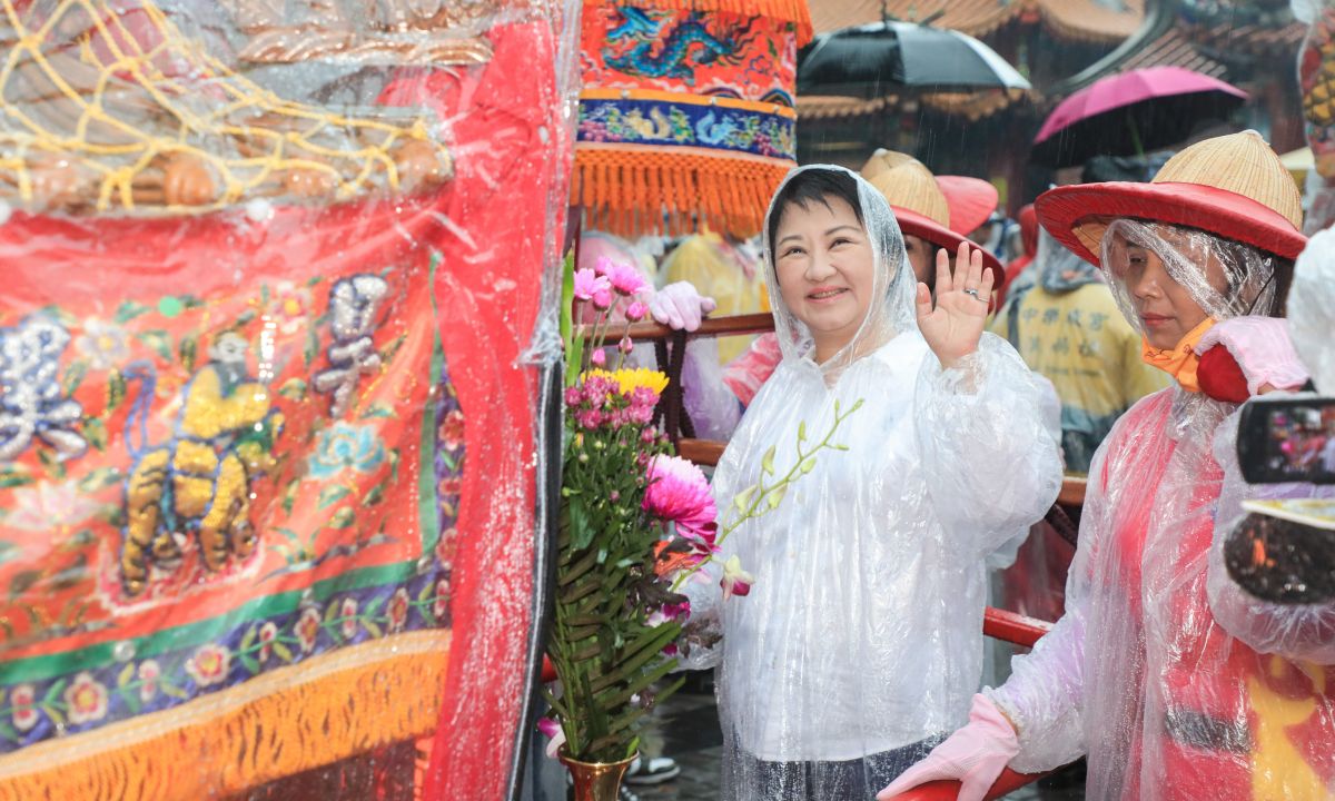 ▲20日最強春雨炸台中當天，盧秀燕開心參加旱溪媽祖遶境典禮。（圖／台中市政府提供，2023.04.27）