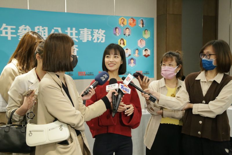 ▲民眾黨發言人徐千晴出席徵才活動記者會。（圖／1111人力銀行提供）