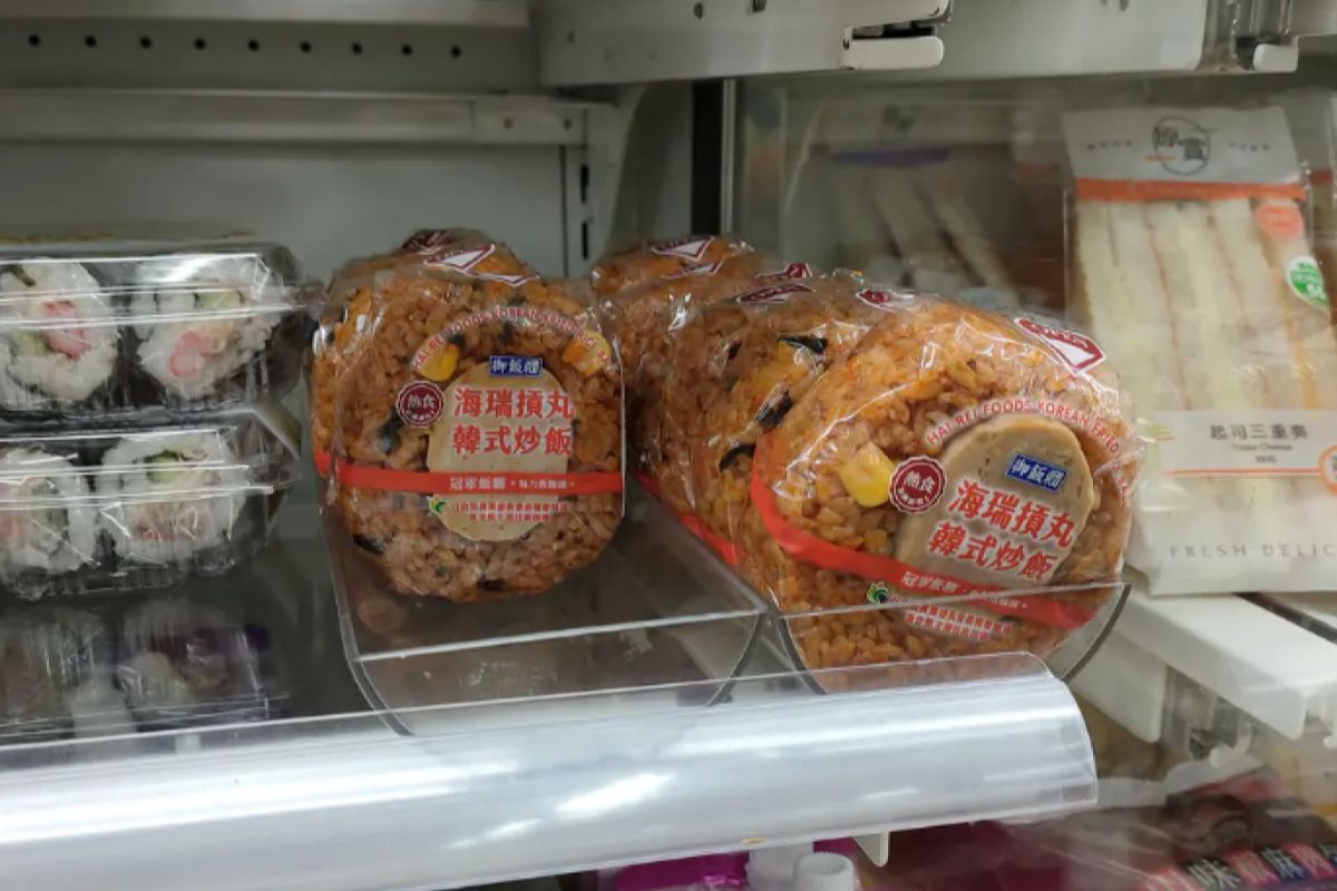 ▲民眾認為7-11新上市的「海瑞摃丸飯糰」非常奇葩。（圖／截自Dcard）