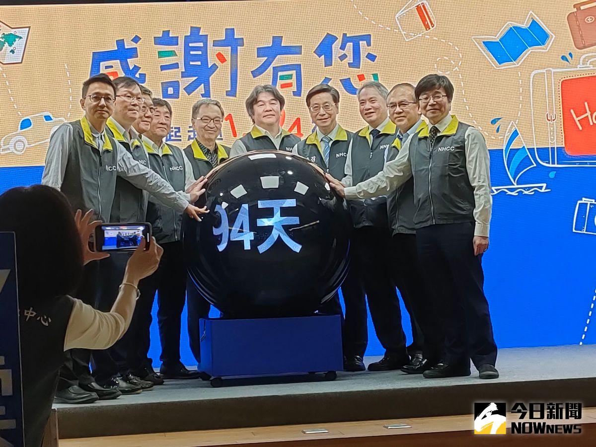 ▲截至今（27）日，指揮中心已走過1194日，防疫五月天也在今日記者會上再度同台，分享漫漫抗疫之路。（圖／記者許若茵攝，2023.04.27）