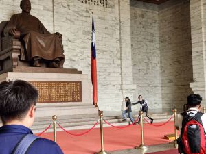 台灣國成員突襲中正紀念堂！「持槍」瞄準蔣公銅像　最終遭壓制
