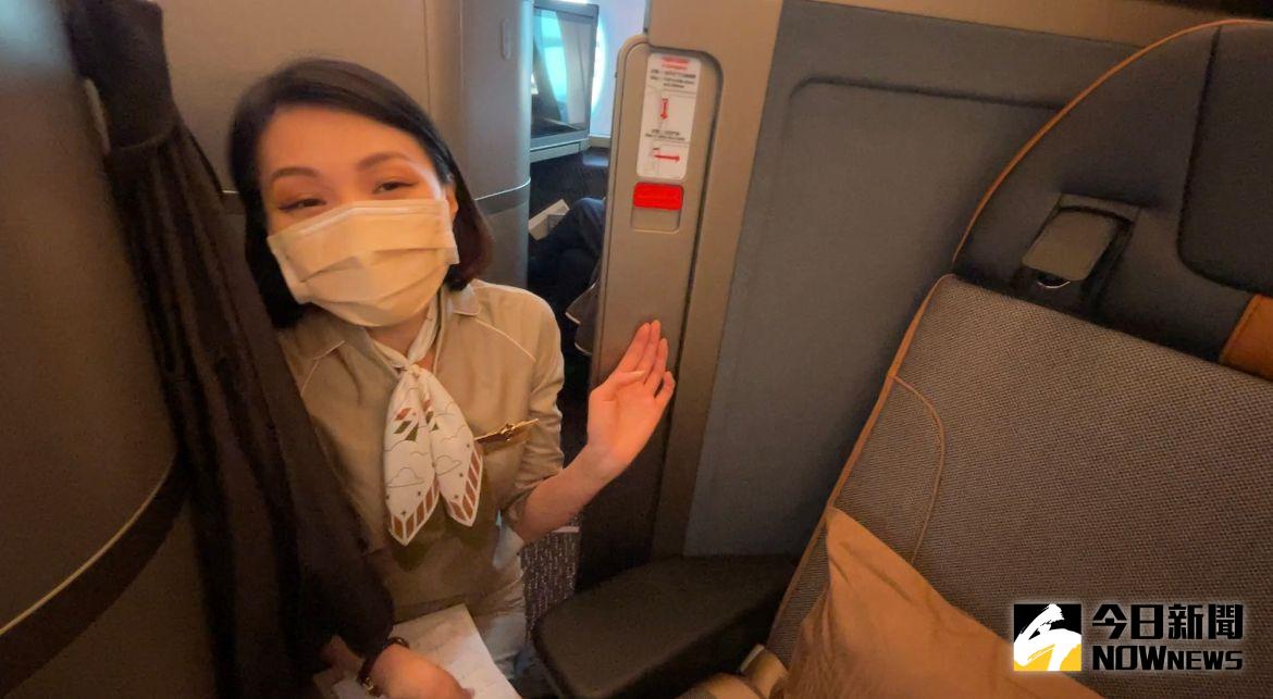 ▲星宇航空為了提供全新升級的飛行體驗，從不同的維度打造「家」的新感受，空服員也悉心為乘客介紹商務艙相關設施。（圖／記者黃仁杰攝）