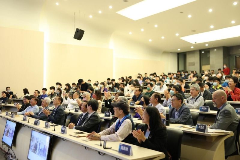 ▲郭台銘稱第一場校園演講選擇東海,是因校風比較活潑,全場熱情鼓掌。(圖/郭台銘辦公室提供,2023.04.27)