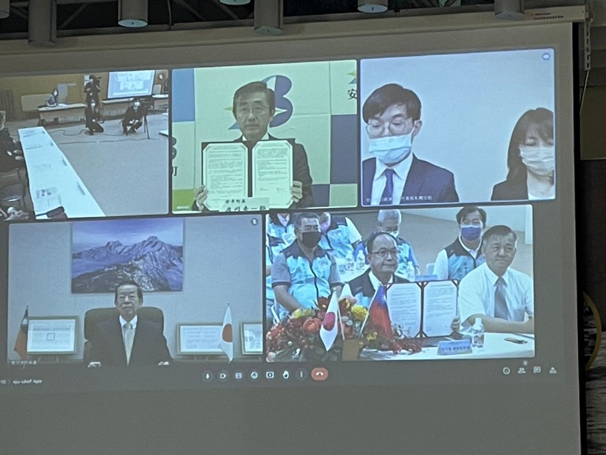 ▲安平區長蕭泰華(右下)及安平町長及川秀一郎(中上)在駐日代表謝長廷(左下)見證下，線上簽訂友好交流協定