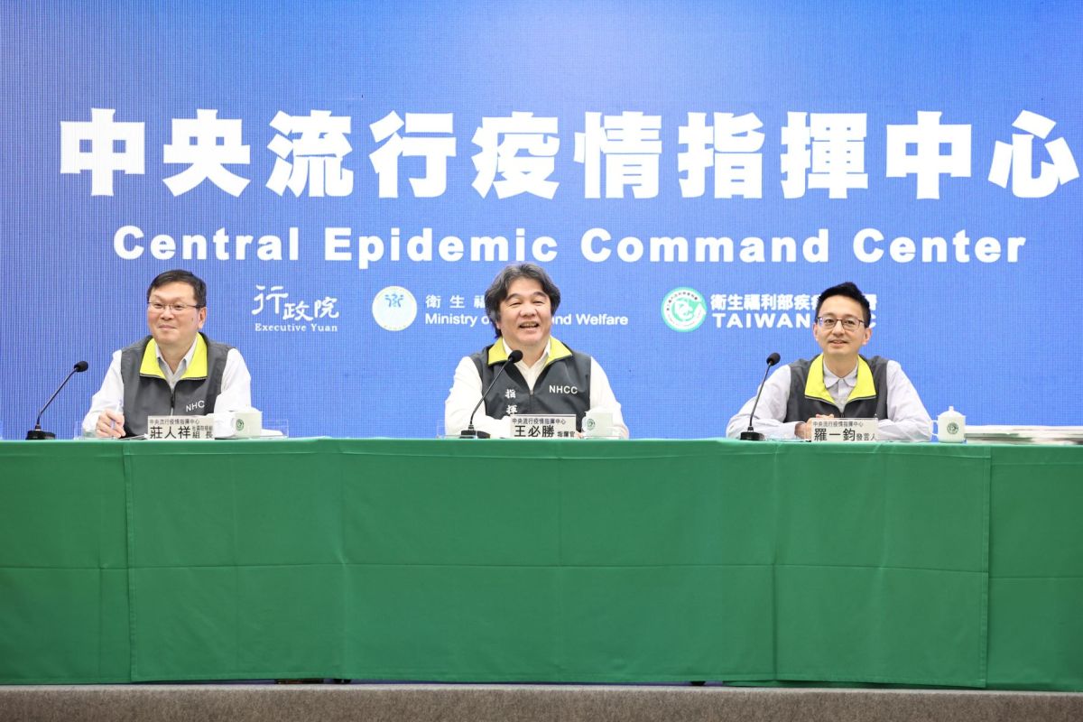 ▲今（27）日宛如畢業典禮的指揮中心終場記者會上，防疫五月天再度聚首，但卻唯獨不見1人身影。（圖／指揮中心提供）