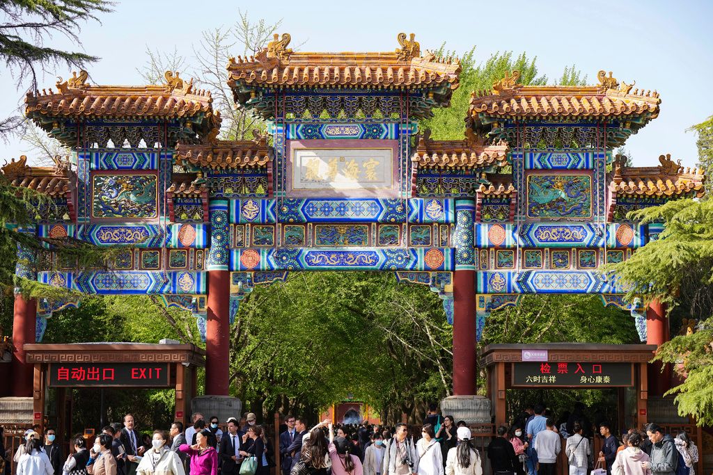 ▲中國寺廟周圍近期排起了長長人龍，年輕人面對找不到工作的壓力，紛紛到寺廟裡求神拜佛。圖為北京藏傳佛教寺院「雍和宮」。（圖／美聯社／達志影像）