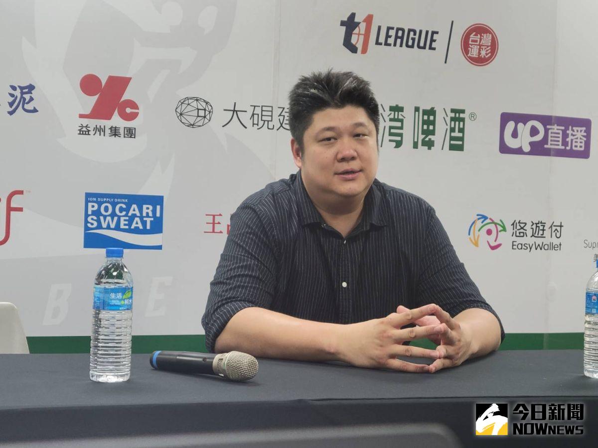 ▲台啤助理教練哈孝遠，在比賽中對裁判咆哮受罰。（圖／黃建霖攝）