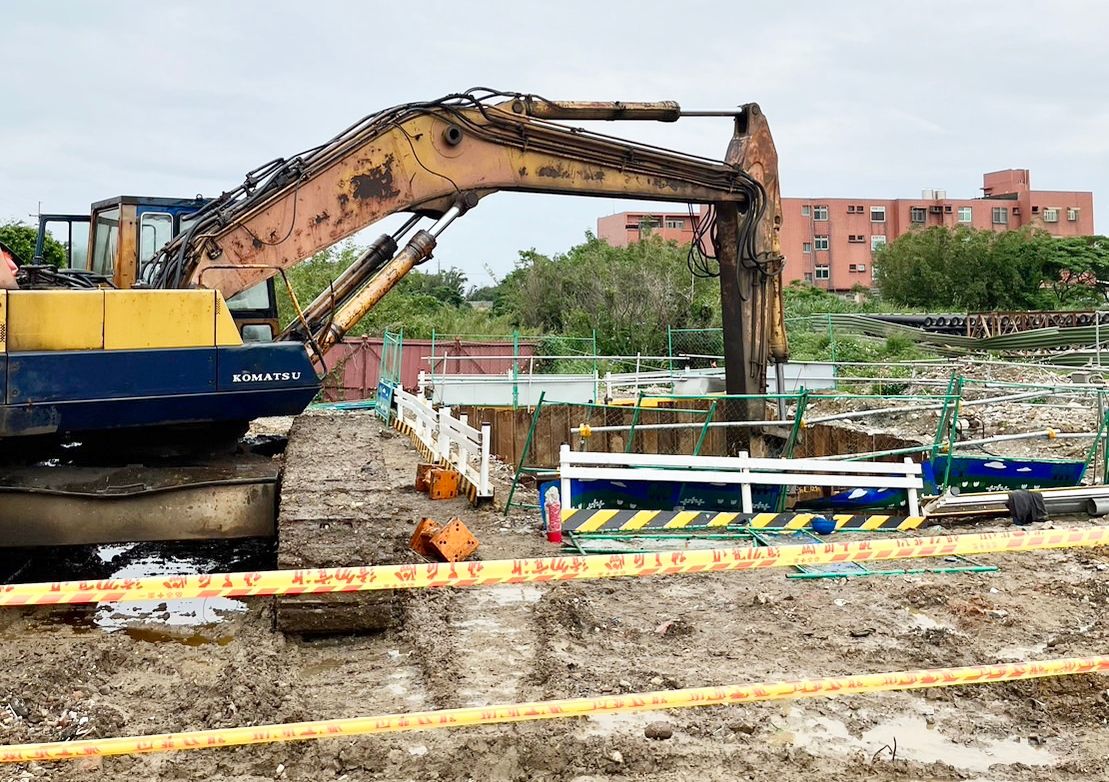 ▲中油公司在西濱公路29K處進行管線遷移工程，昨天上午發生賴姓工人不慎墜落工地意外傷重不治。（圖／記者李春台翻攝）